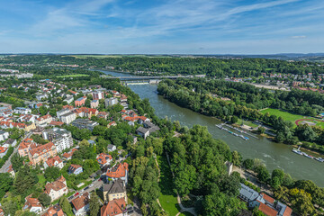 Ausblick auf die westlichen Bezirke von Regensburg in der Oberpfalz im Sommer