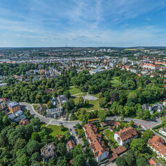 Ausblick auf die westlichen Bezirke von Regensburg in der Oberpfalz im Sommer