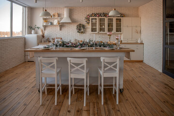 American-style kitchen with Christmas decorations, island and wood floors