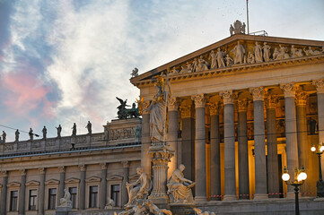 Obraz premium Pallas Athena statue in front of Austrian Parliament in Vienna sunset
