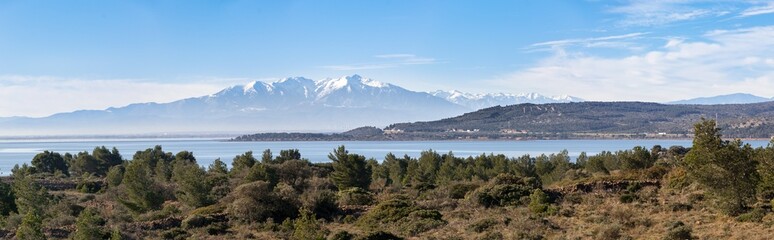 Panorama du mont Canigou et l'étang de Salses / Leucate	