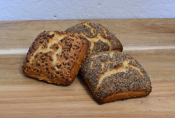 mehrkorn brötchen auf dem holzbrett