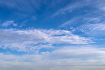 Obraz premium The beauty of a summer day reflected in its radiant cloud-filled sky.