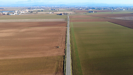 Panorami dal drone della Pianura Padana con campi di grano, campi seminati e terreni di terra rossa di San Giuliano Nuovo - Alessandria - piemonte - Italia