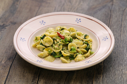 Orecchiette con le cime di rapa(Orecchiette with broccoli rabe), Speciality pasta from Puglia, Italy