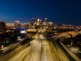Obraz premium Minneapolis night skyline with highway lights