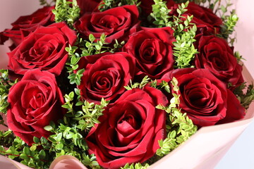 Naklejka premium beautiful red roses in the basket