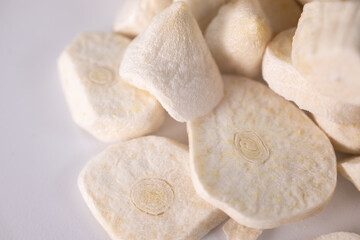 Close-up of freeze-dried garlic slices showcasing their white, crisp texture. Ideal for cooking, seasoning, or as a lightweight, preserved ingredient.