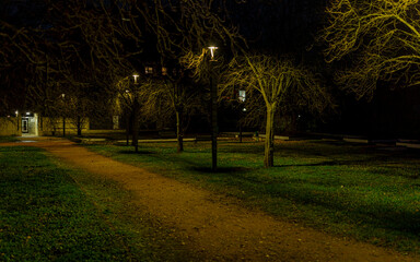 Obraz premium Parco di fronte ad un palazzo