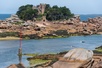 Château de Costaérès in der Felsenlandschaft an der bretonischen Küste bei Ploumanac´h,Frankreich