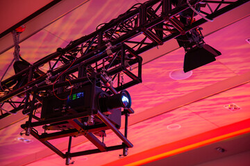 Detalle de proyector en sala de conferencias