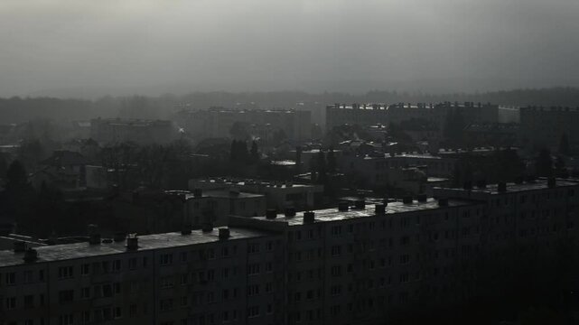 Dym z komin&oacute;w i dachy budynk&oacute;w. 