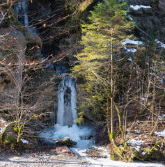 Eiszapfen im Winter am Bach
