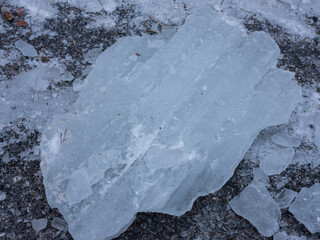 Eiszapfen im Winter am Bach