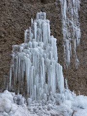 Eiszapfen im Winter am Bach