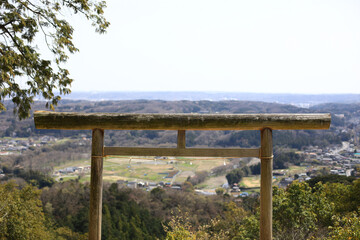 Fototapeta premium 展望台に鎮座する鳥居