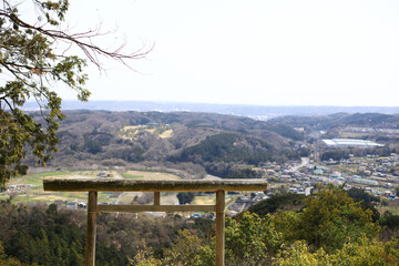 高台に建つ鳥居