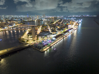 Naklejka premium Recife de noite. Capital de Pernambuco iluminada