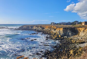 Obraz premium Vibrant Coastal Cliffs and Ocean Waves in Mendocino, California