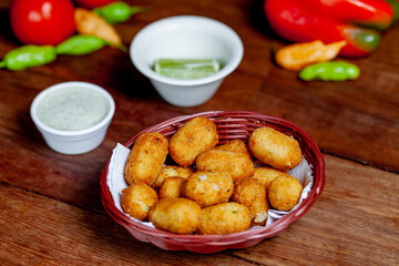 Comida porção de bolinhos de arroz com molho e temperos