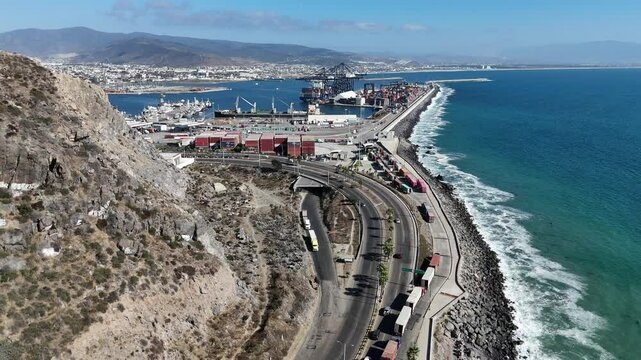 Vuelo de Drone en la entrada a Ensenada, M&eacute;xico con vista al puertos, a la playa y al mar.