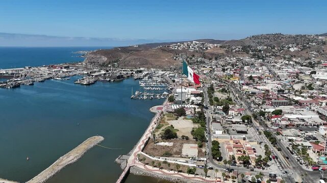Vuelo de drone a la bandera de M&eacute;xico con vista al puerto y a las calles de Ensenada, M&eacute;xico