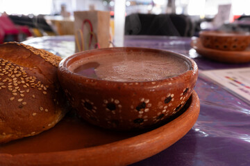 Chocolate de agua para beber con pan de yema