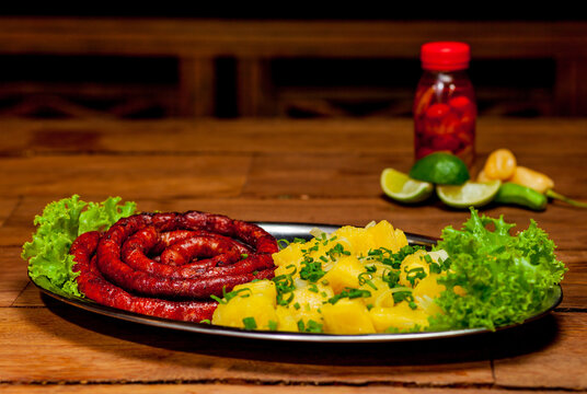 Prato de lingui&ccedil;a com mandioca e temperada com cebolinha