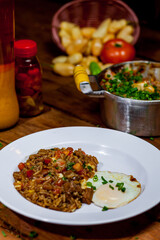 Deliciosa comida brasileira no prato com arroz ovo frito carnes molho e tempero