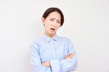 怒る女性クレーマー　白背景
