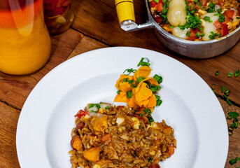 Prato de comida brasileira com arroz frango e pequi