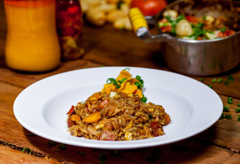 Prato de comida brasileira com arroz frango e pequi
