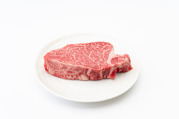 お皿に載った日本産黒毛和牛のヒレ肉（シャトーブリアン）