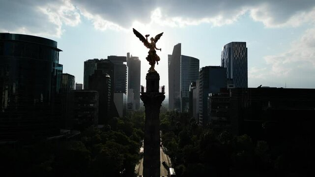 Ciudad de M&eacute;xico, angel de la independencia en centro hist&oacute;rico, vista a&eacute;rea del monumento y vehiculos en glorieta