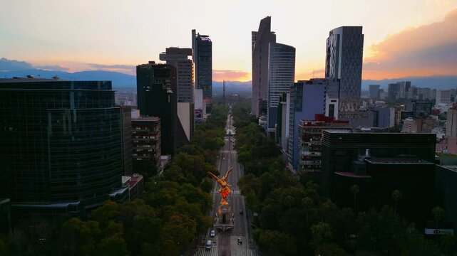 Ciudad de M&eacute;xico, angel de la independencia en centro hist&oacute;rico, vista a&eacute;rea del monumento y vehiculos en glorieta