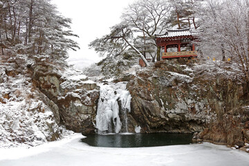 설경,고드름,바위,절벽,장각폭포,정자,금란정,상오리,상주시,경북 © JinChang