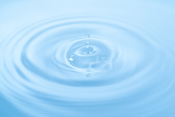 美しい水面の波紋