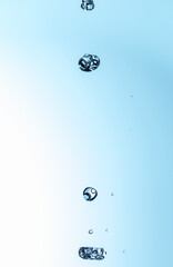 連なって落下する水滴