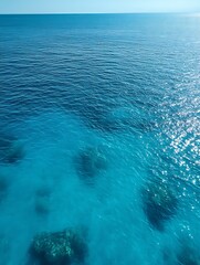 Naklejka premium Calm ocean with visible coral reefs.