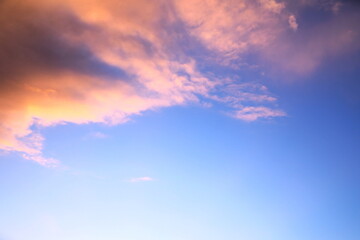 美しく色づき始めた夕焼け雲