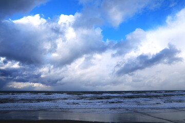 青空のぞく冬の日本海