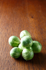 芽キャベツ　木目背景