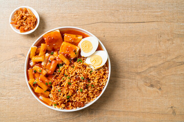 Korean instant noodles with Korean rice cake and fish cake and boiled egg