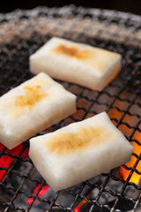 香ばしく焼き上げた七輪の焼き餅