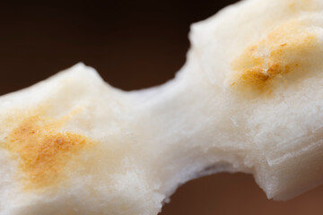 伸びる焼き餅のクローズアップ