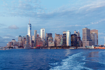 Obraz premium A vibrant sunset panorama of Manhattan downtown skyline, viewed from the river