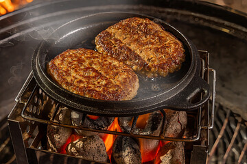 炭火ハンバーグ　Charcoal grilled hamburger steak outdoors
