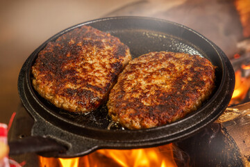炭火ハンバーグ　Charcoal grilled hamburger steak outdoors