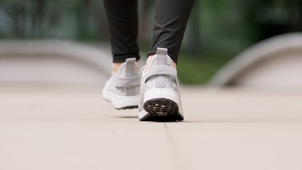 歩く女性の足元