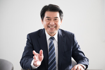 営業や商談打ち合わせなどでどうですか？と聞く男性　正面